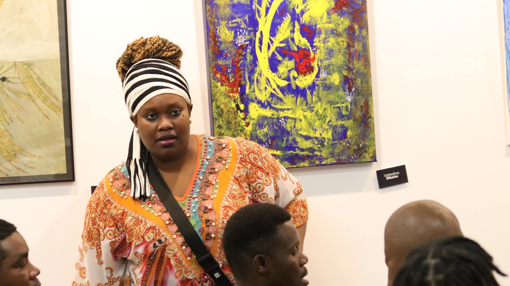 Mulher numa galeria de arte